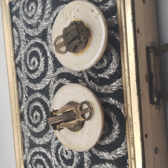 Victorian cream saucer earrings clip on E186 - Picture 2 of 3